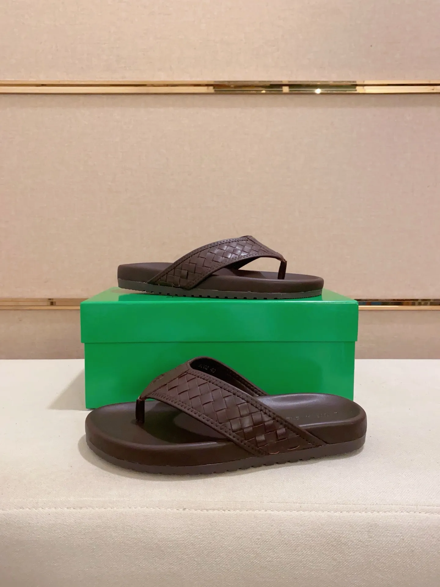 Men's shoes 💰: 320💰[BV~Bottega Veneta] Trendy new slippers are on the market. Same style as the official website. Counter quality [strong][strong][strong] Selected cow patent leather weaving. High-end atmosphere. Very cost-effective. Original wear-resistant rubber outsole. Fine workmanship. The upper layer of materials is used. The quality is visible. Shoe size 38-45.